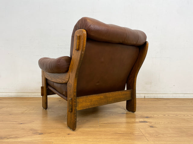 WMK Hochwertiger, äußerst gemütlicher und gut erhaltener skandinavischer Loungesessel mit Eichenholz Rahmen und gestepptem Echtleder Bezug # Sessel Ledersessel Lesesessel Chesterfield 70er Vintage