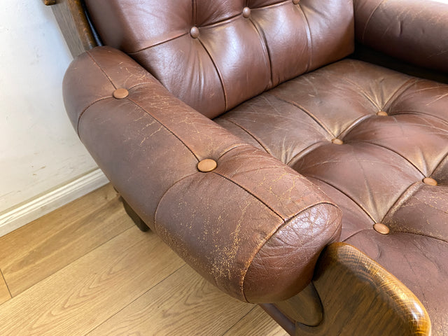 WMK Hochwertiger, äußerst gemütlicher und gut erhaltener skandinavischer Loungesessel mit Eichenholz Rahmen und gestepptem Echtleder Bezug # Sessel Ledersessel Lesesessel Chesterfield 70er Vintage