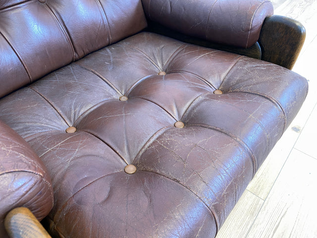WMK Hochwertiger, äußerst gemütlicher und gut erhaltener skandinavischer Loungesessel mit Eichenholz Rahmen und gestepptem Echtleder Bezug # Sessel Ledersessel Lesesessel Chesterfield 70er Vintage