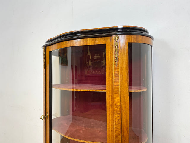 WMK Vornehme und sehr gut erhaltene Stilmöbel Vitrine im Stile des Rokoko mit feinen Intarsien , edlen Messingbeschlägen und Bogenfront # Glasvitrinen Geschirrschrank Schrank Antike Louis XVI Barock