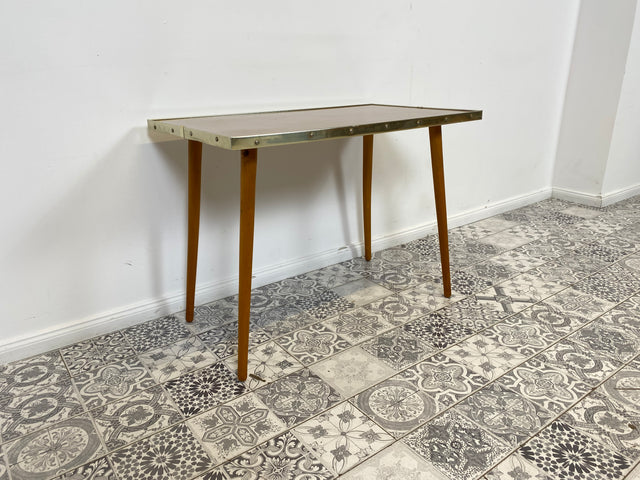 WMK Sehr schicker & gut erhaltener DDR Couchtisch aus 1972 mit pflegeleichter Rasopalplatte, konischen Tischbeinen und Alu-Umrandung # Tisch Wohnzimmertisch Coffee Table Vintage Space Age 70er Retro