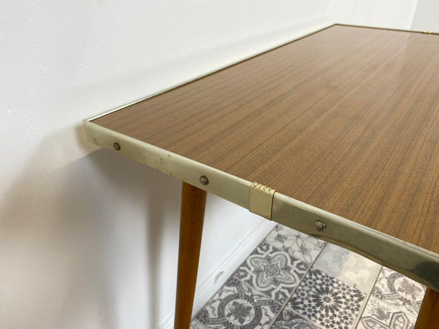 WMK Sehr schicker & gut erhaltener DDR Couchtisch aus 1972 mit pflegeleichter Rasopalplatte, konischen Tischbeinen und Alu-Umrandung # Tisch Wohnzimmertisch Coffee Table Vintage Space Age 70er Retro