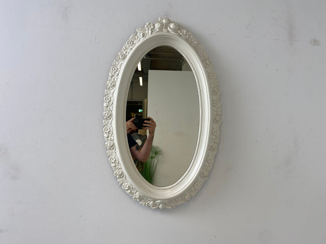 WMK I Versand möglich I Sehr schöner weißer ovaler 70er Jahre Spiegel im Barock Stil mit floralem Kunststoff Spiegelrahmen I Wandspiegel Flurspiegel Mirror Rokoko Vintage I Berlin Dresden Stuttgart