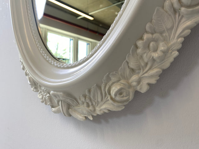WMK I Versand möglich I Sehr schöner weißer ovaler 70er Jahre Spiegel im Barock Stil mit floralem Kunststoff Spiegelrahmen I Wandspiegel Flurspiegel Mirror Rokoko Vintage I Berlin Dresden Stuttgart