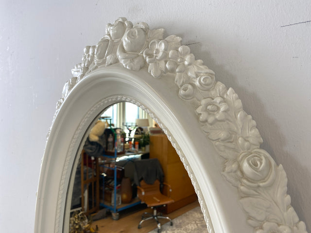 WMK I Versand möglich I Sehr schöner weißer ovaler 70er Jahre Spiegel im Barock Stil mit floralem Kunststoff Spiegelrahmen I Wandspiegel Flurspiegel Mirror Rokoko Vintage I Berlin Dresden Stuttgart