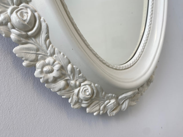 WMK I Versand möglich I Sehr schöner weißer ovaler 70er Jahre Spiegel im Barock Stil mit floralem Kunststoff Spiegelrahmen I Wandspiegel Flurspiegel Mirror Rokoko Vintage I Berlin Dresden Stuttgart
