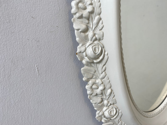 WMK I Versand möglich I Sehr schöner weißer ovaler 70er Jahre Spiegel im Barock Stil mit floralem Kunststoff Spiegelrahmen I Wandspiegel Flurspiegel Mirror Rokoko Vintage I Berlin Dresden Stuttgart