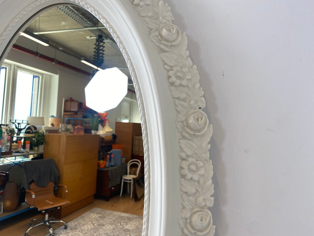WMK I Versand möglich I Sehr schöner weißer ovaler 70er Jahre Spiegel im Barock Stil mit floralem Kunststoff Spiegelrahmen I Wandspiegel Flurspiegel Mirror Rokoko Vintage I Berlin Dresden Stuttgart