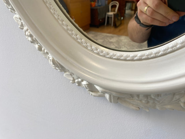 WMK I Versand möglich I Sehr schöner weißer ovaler 70er Jahre Spiegel im Barock Stil mit floralem Kunststoff Spiegelrahmen I Wandspiegel Flurspiegel Mirror Rokoko Vintage I Berlin Dresden Stuttgart