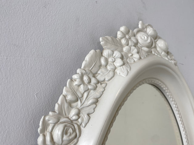 WMK I Versand möglich I Sehr schöner weißer ovaler 70er Jahre Spiegel im Barock Stil mit floralem Kunststoff Spiegelrahmen I Wandspiegel Flurspiegel Mirror Rokoko Vintage I Berlin Dresden Stuttgart