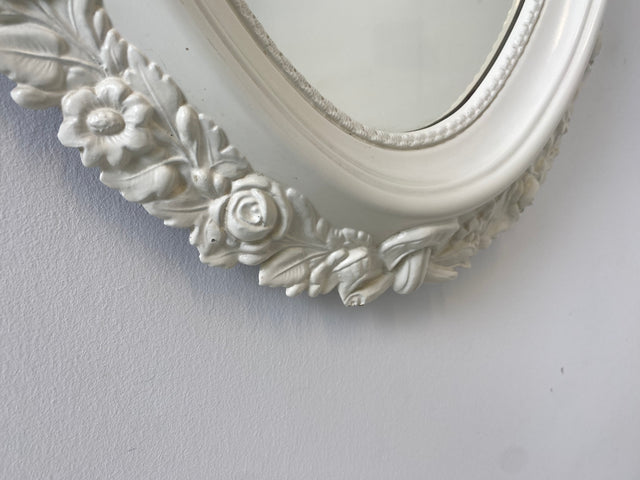 WMK I Versand möglich I Sehr schöner weißer ovaler 70er Jahre Spiegel im Barock Stil mit floralem Kunststoff Spiegelrahmen I Wandspiegel Flurspiegel Mirror Rokoko Vintage I Berlin Dresden Stuttgart
