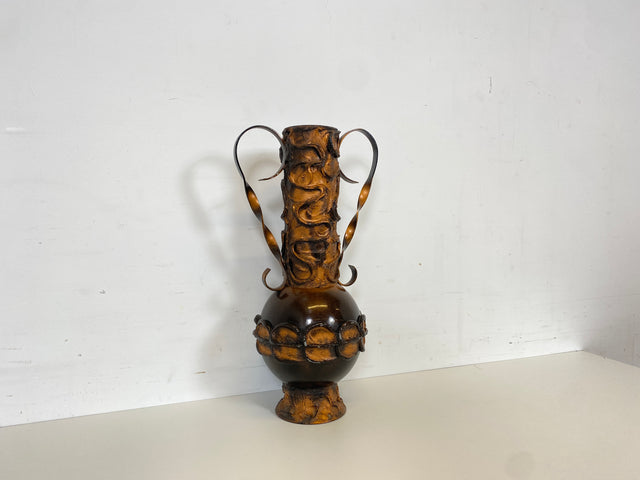WMK Außergewöhnliche und gut erhaltene 48cm große Mid-Century Vase aus kunstvoll gestaltetem Metall