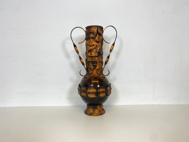WMK Außergewöhnliche und gut erhaltene 48cm große Mid-Century Vase aus kunstvoll gestaltetem Metall