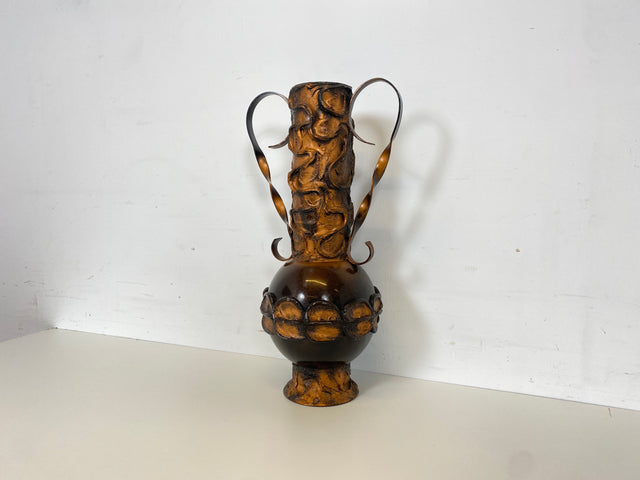WMK Außergewöhnliche und gut erhaltene 48cm große Mid-Century Vase aus kunstvoll gestaltetem Metall
