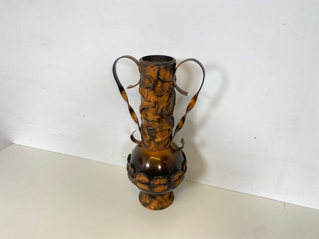 WMK Außergewöhnliche und gut erhaltene 48cm große Mid-Century Vase aus kunstvoll gestaltetem Metall