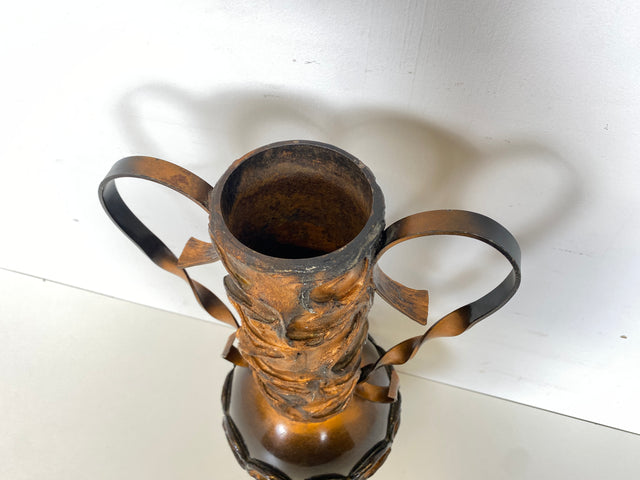 WMK Außergewöhnliche und gut erhaltene 48cm große Mid-Century Vase aus kunstvoll gestaltetem Metall