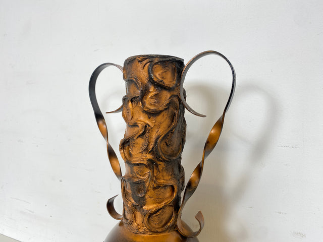 WMK Außergewöhnliche und gut erhaltene 48cm große Mid-Century Vase aus kunstvoll gestaltetem Metall