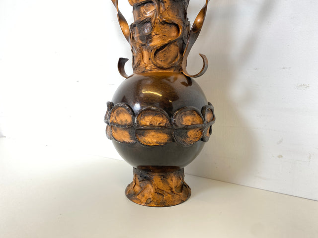 WMK Außergewöhnliche und gut erhaltene 48cm große Mid-Century Vase aus kunstvoll gestaltetem Metall