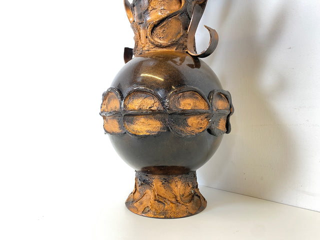WMK Außergewöhnliche und gut erhaltene 48cm große Mid-Century Vase aus kunstvoll gestaltetem Metall