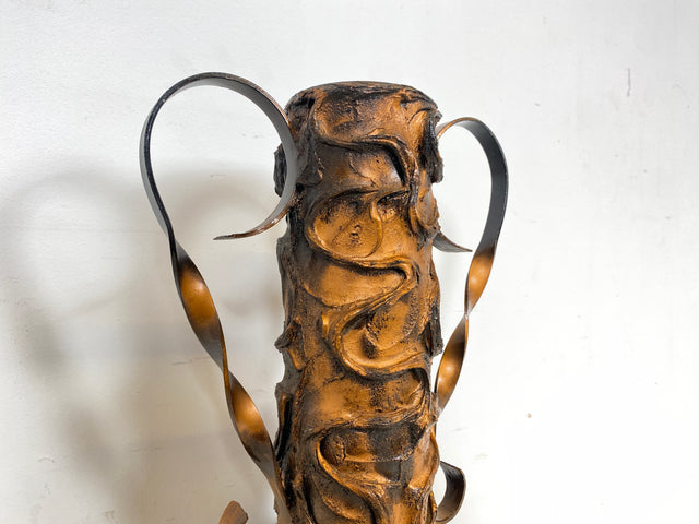 WMK Außergewöhnliche und gut erhaltene 48cm große Mid-Century Vase aus kunstvoll gestaltetem Metall