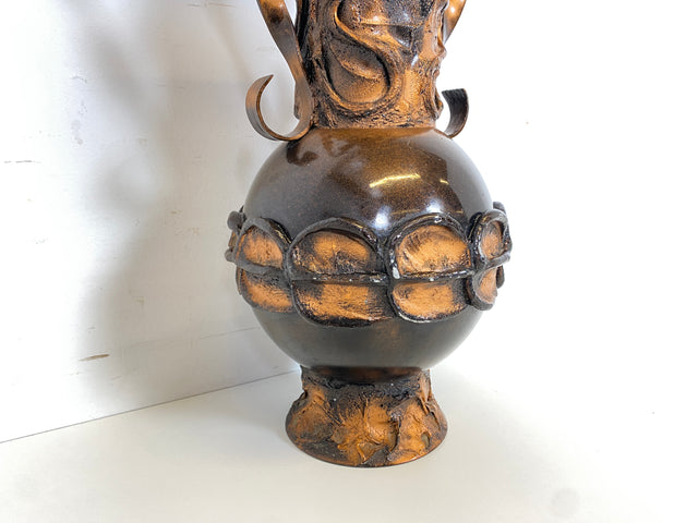 WMK Außergewöhnliche und gut erhaltene 48cm große Mid-Century Vase aus kunstvoll gestaltetem Metall