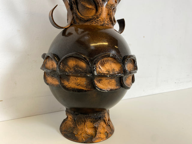 WMK Außergewöhnliche und gut erhaltene 48cm große Mid-Century Vase aus kunstvoll gestaltetem Metall
