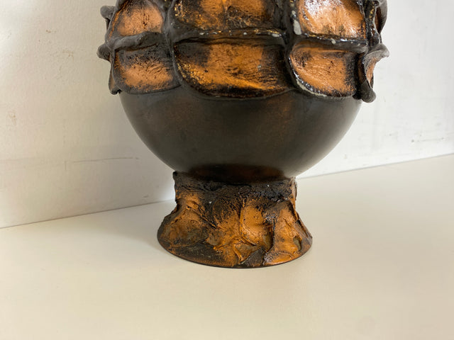 WMK Außergewöhnliche und gut erhaltene 48cm große Mid-Century Vase aus kunstvoll gestaltetem Metall