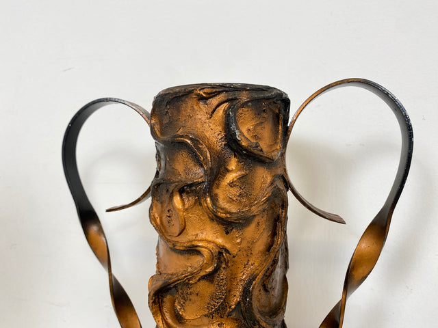 WMK Außergewöhnliche und gut erhaltene 48cm große Mid-Century Vase aus kunstvoll gestaltetem Metall