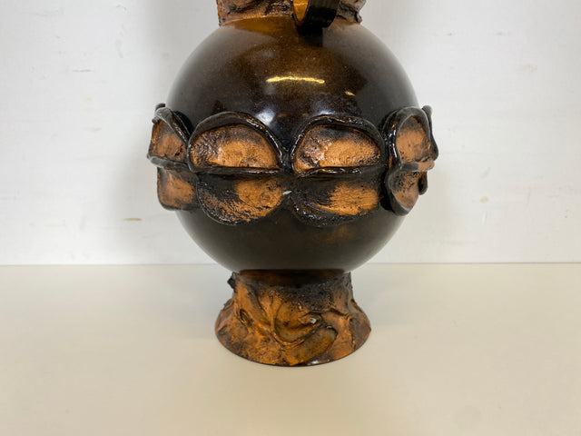 WMK Außergewöhnliche und gut erhaltene 48cm große Mid-Century Vase aus kunstvoll gestaltetem Metall
