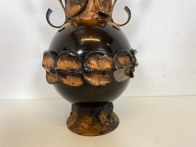 WMK Außergewöhnliche und gut erhaltene 48cm große Mid-Century Vase aus kunstvoll gestaltetem Metall