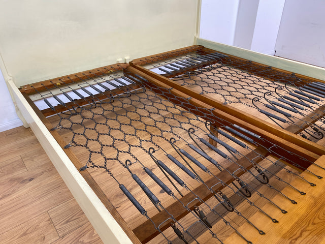 WMK I Wunderschönes weißes 1930er Jahre Bett aus vollem Holz mit original Spiralfedern I Doppelbett Bed Schlafzimmerbett Schlafzimmer Chippendale Art Deco Antik Vintage Berlin Stuttgart Hannover Ulm