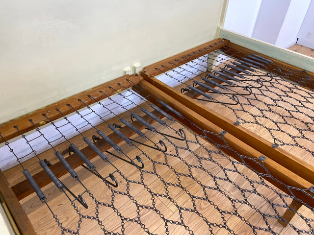 WMK I Wunderschönes weißes 1930er Jahre Bett aus vollem Holz mit original Spiralfedern I Doppelbett Bed Schlafzimmerbett Schlafzimmer Chippendale Art Deco Antik Vintage Berlin Stuttgart Hannover Ulm