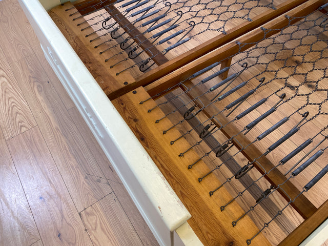 WMK I Wunderschönes weißes 1930er Jahre Bett aus vollem Holz mit original Spiralfedern I Doppelbett Bed Schlafzimmerbett Schlafzimmer Chippendale Art Deco Antik Vintage Berlin Stuttgart Hannover Ulm