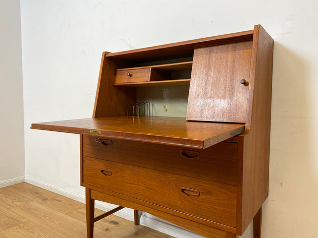 WMK I Stilvoller skandinavischer Mid-century Sekretär in Teakholz mit ausklappbarem Spiegel I Schminkkommode Schminktisch Schreibtisch Schreibkommode Kommode Danish Design Vintage Berlin Nürnberg Köln