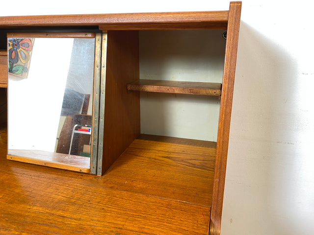 WMK I Stilvoller skandinavischer Mid-century Sekretär in Teakholz mit ausklappbarem Spiegel I Schminkkommode Schminktisch Schreibtisch Schreibkommode Kommode Danish Design Vintage Berlin Nürnberg Köln