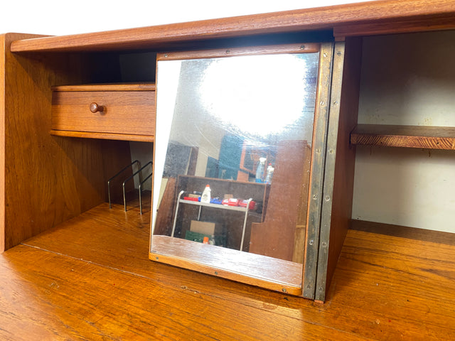 WMK I Stilvoller skandinavischer Mid-century Sekretär in Teakholz mit ausklappbarem Spiegel I Schminkkommode Schminktisch Schreibtisch Schreibkommode Kommode Danish Design Vintage Berlin Nürnberg Köln