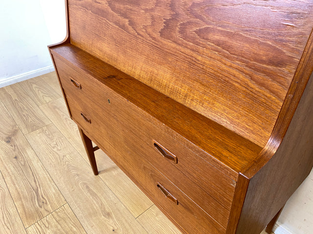 WMK I Stilvoller skandinavischer Mid-century Sekretär in Teakholz mit ausklappbarem Spiegel I Schminkkommode Schminktisch Schreibtisch Schreibkommode Kommode Danish Design Vintage Berlin Nürnberg Köln