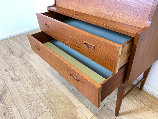 WMK I Stilvoller skandinavischer Mid-century Sekretär in Teakholz mit ausklappbarem Spiegel I Schminkkommode Schminktisch Schreibtisch Schreibkommode Kommode Danish Design Vintage Berlin Nürnberg Köln