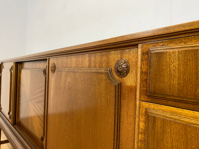 WMK Hochwertiges und sehr gut erhaltenes 230cm langes dänisches Stilmöbel Sideboard im antikem Stil mit Schubladen und Schiebetüren # Anrichte Büfett Buffett Schrank TV-Lowboard Kommode Vintage 70er