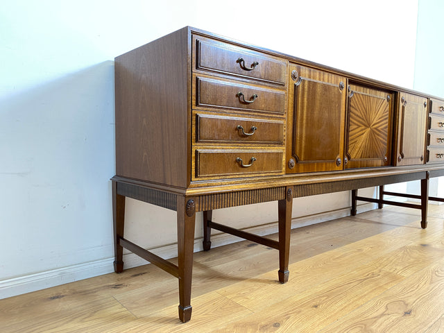 WMK Hochwertiges und sehr gut erhaltenes 230cm langes dänisches Stilmöbel Sideboard im antikem Stil mit Schubladen und Schiebetüren # Anrichte Büfett Buffett Schrank TV-Lowboard Kommode Vintage 70er