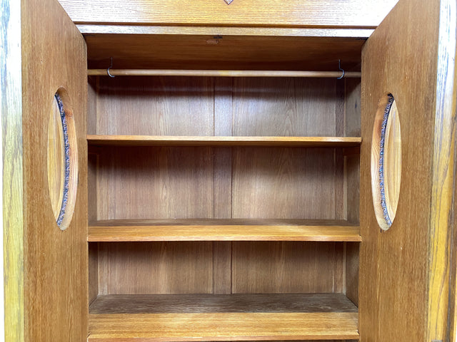 WMK # Eleganter und sehr gut erhaltener antiker Kleiderschrank aus massiver Eiche mit gewölbten Originalgläsern # Schrank Wäscheschrank Wardrobe Vertiko Dielenschrank Bauernschrank Jugendstil Vintage