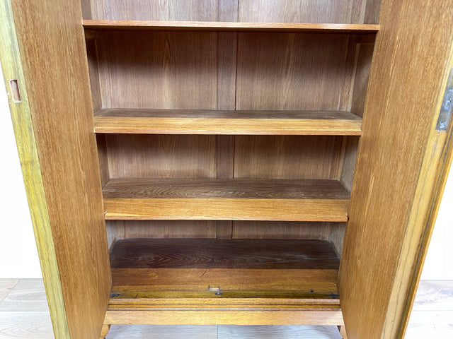 WMK # Eleganter und sehr gut erhaltener antiker Kleiderschrank aus massiver Eiche mit gewölbten Originalgläsern # Schrank Wäscheschrank Wardrobe Vertiko Dielenschrank Bauernschrank Jugendstil Vintage