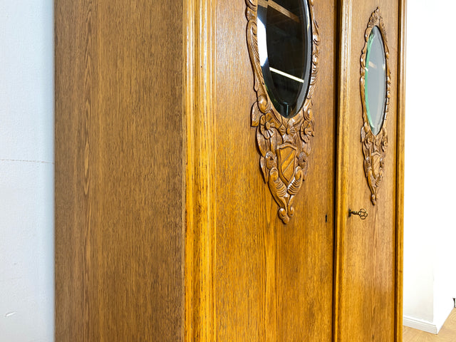 WMK # Eleganter und sehr gut erhaltener antiker Kleiderschrank aus massiver Eiche mit gewölbten Originalgläsern # Schrank Wäscheschrank Wardrobe Vertiko Dielenschrank Bauernschrank Jugendstil Vintage