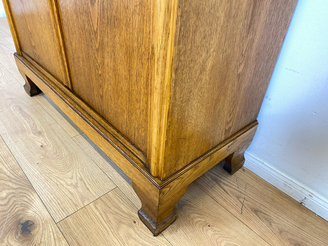 WMK # Eleganter und sehr gut erhaltener antiker Kleiderschrank aus massiver Eiche mit gewölbten Originalgläsern # Schrank Wäscheschrank Wardrobe Vertiko Dielenschrank Bauernschrank Jugendstil Vintage