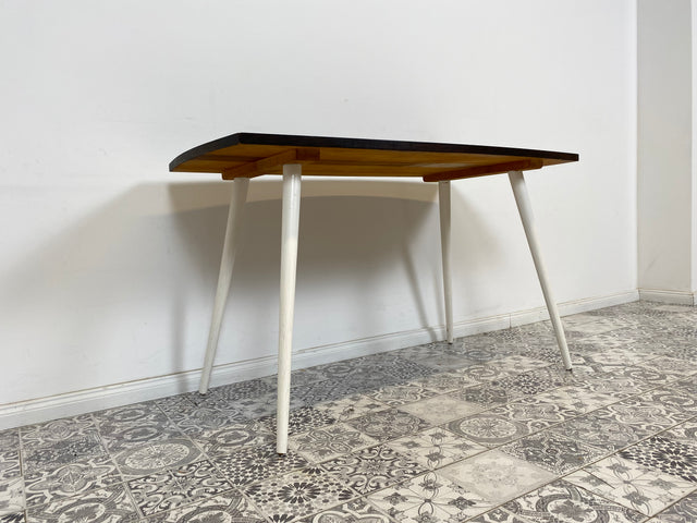 WMK Sehr hübscher und gut erhaltener Mid-Century Couchtisch aus dem Jahr 1968, mit schöner Tischplatte und konischen Füßen