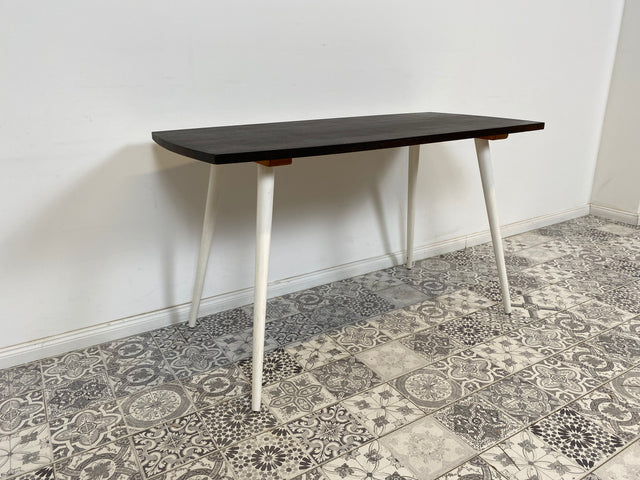 WMK Sehr hübscher und gut erhaltener Mid-Century Couchtisch aus dem Jahr 1968, mit schöner Tischplatte und konischen Füßen