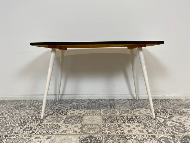 WMK Sehr hübscher und gut erhaltener Mid-Century Couchtisch aus dem Jahr 1968, mit schöner Tischplatte und konischen Füßen