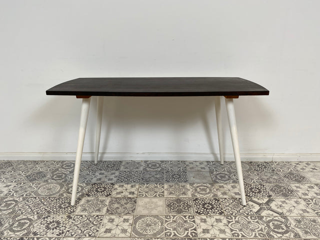 WMK Sehr hübscher und gut erhaltener Mid-Century Couchtisch aus dem Jahr 1968, mit schöner Tischplatte und konischen Füßen