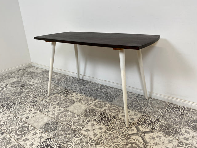 WMK Sehr hübscher und gut erhaltener Mid-Century Couchtisch aus dem Jahr 1968, mit schöner Tischplatte und konischen Füßen