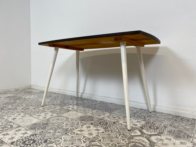 WMK Sehr hübscher und gut erhaltener Mid-Century Couchtisch aus dem Jahr 1968, mit schöner Tischplatte und konischen Füßen
